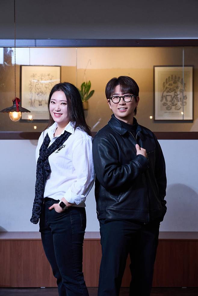 4년 만에 돌아온 뮤지컬 <비틀쥬스>의 심설인 협력연출과 이창호 작가(왼쪽부터). CJ ENM 제공