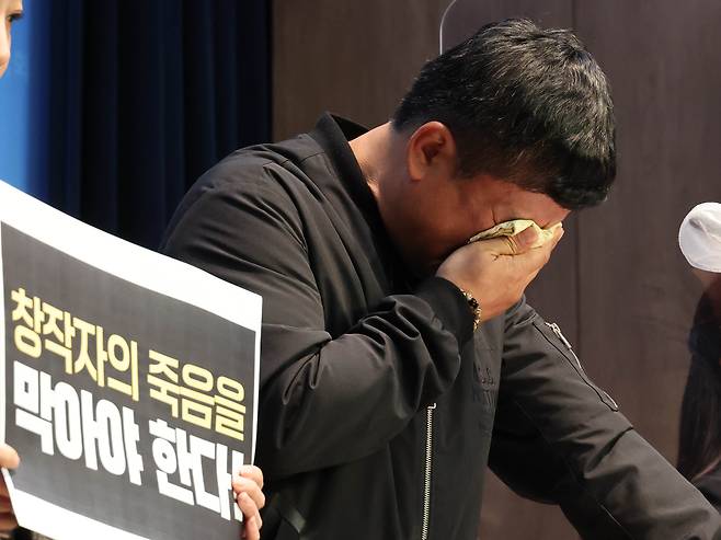2023년 3월 국회 소통관에서 열린 ‘검정고무신 고 이우영 작가 사건 대책위원회 기자회견’에서 공동제작자인 이 작가의 동생 이우진 작가가 발언도중 눈물을 흘리고 있다. 연합뉴스