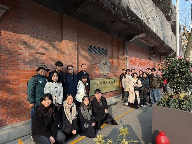 Professors and students from Hankuk University of Foreign Studies’ Division of International Studies visit the former headquarters of the Provisional Government of the Republic of Korea in Shanghai on Jan. 6. (Courtesy of Hwang Jae-ho, professor at Hankuk University of Foreign Studies)