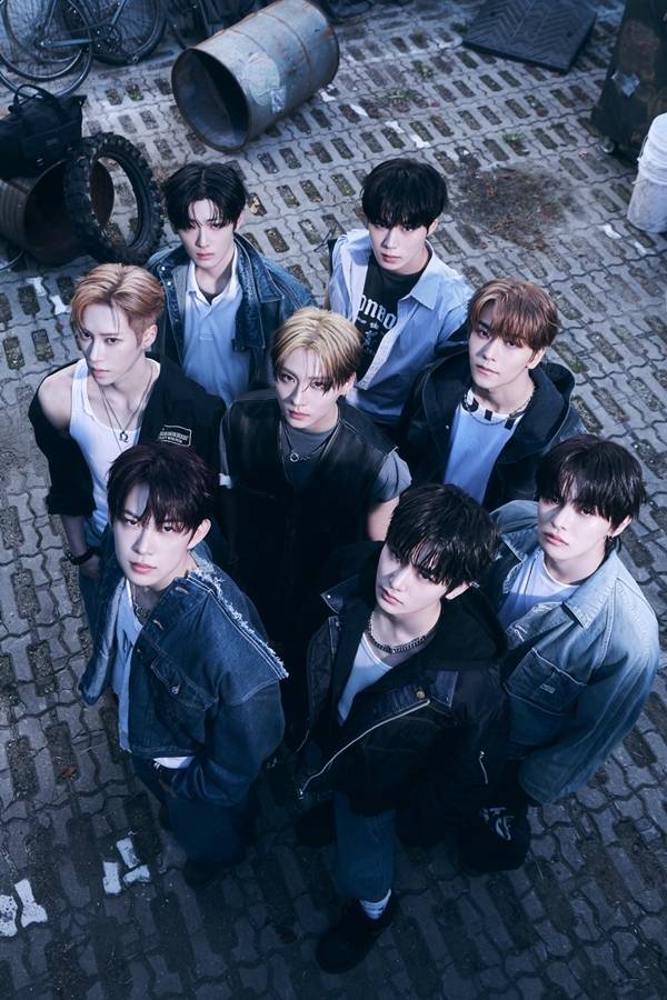 오늘(12일) 2026년 글로벌 K-팝 초대형 신인 보이그룹 ALPHA DRIVE ONE(알파드라이브원, ALD1, 알디원)의 발매 기념 쇼케이스가 진행된다.