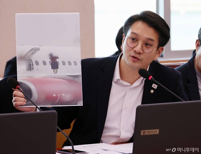 전용기 더불어민주당 의원이 지난해 2월 18일 오후 서울 여의도 국회에서 열린 국토교통위원회 전체회의에서 이스타항공 승무원들이 청주공항에서 비상구 문을 열고 항공기 날개 위에 올라 사진을 찍은 것과 관련해 박상우 국토교통부 장관에게 질의하고 있다./사진=뉴시스