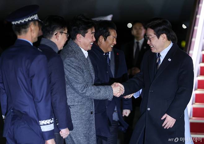 (성남=뉴스1) 허경 기자 = 중국 국빈방문 일정을 마치고 귀국한 이재명 대통령이 7일 성남 서울공항에서 환영나온 강훈식 비서실장과 와 인사하고 있다. 2026.1.7/뉴스1 Copyright (C) 뉴스1. All rights reserved. 무단 전재 및 재배포, AI학습 이용 금지. /사진=(성남=뉴스1) 허경 기자