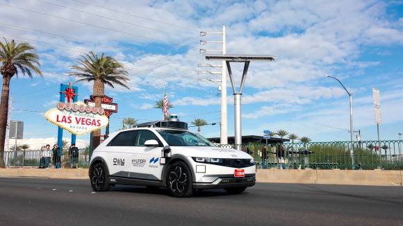 사진은 현대자동차그룹의 자율주행 합작법인 모셔널의 로보택시가 라스베이거스 시내를 주행하는 모습. 사진=현대차·기아 제공