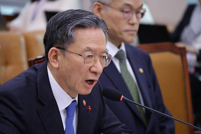 1월12일 서울 여의도 국회에서 열린 법제사법위원회 전체회의에서 정성호 법무부 장관이 의원 질의에 답하고 있다. ⓒ 연합뉴스