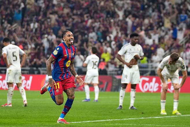 바르셀로나 하피냐(앞)가 12일(한국시간) 사우디 제다의 킹 압둘라 스포츠 시티에서 열린 레알 마드리드와 수페르코파 데 에스파냐 결승서 팀의 세 번째 골을 터트린 뒤 기뻐하고 있다. 제다(사우디아라비아)|AP뉴시스