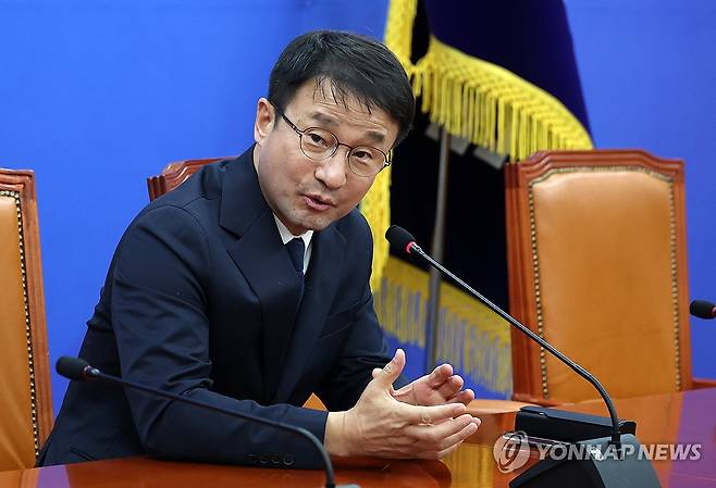 기자들과 간담회 갖는 한병도 신임 원내대표 (서울=연합뉴스) 이동해 기자 = 더불어민주당 한병도 신임 원내대표가 11일 국회에서 기자들과 간담회를 갖고 있다. 2026.1.11 eastsea@yna.co.kr
