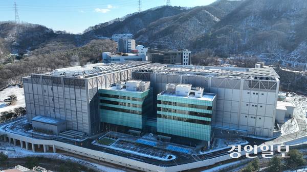 전자파 및 소음 우려 등으로 기피시설로 평가받던 수도권 내 데이터센터가 인공지능(AI) 시대 수요 폭증과 기업들의 수도권 선호로 인해 미래 업종으로 주목 받고 있다. 사진은 용인시 죽전에 준공된 데이터센터 전경. 2026.1.13 /최은성기자 ces7198@kyeongin.com