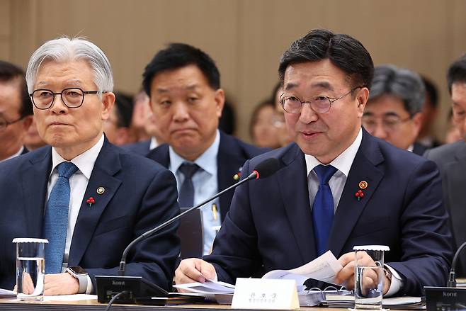 윤호중 행정안전부 장관이 지난해 12월 17일 정부세종컨벤션센터에서 이재명 대통령에게 업무보고를 하면서 지방교부세율 인상을 설명하고 있다. /연합뉴스