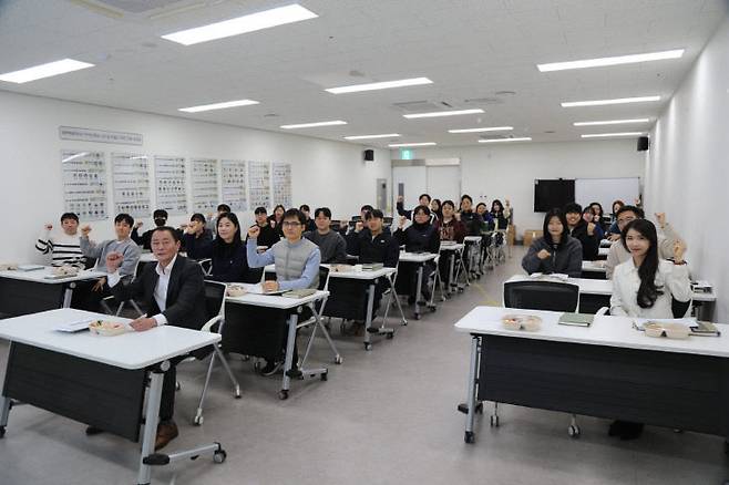 지난 2일 진행된 장애인체육회 시무식 모습. 임규모 처장을 비롯한 직원들이 화이팅을 외치고 있다.
