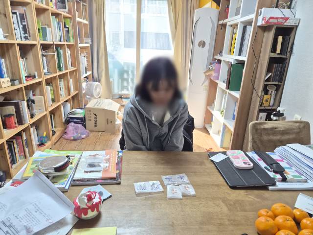 딸 민지가 복용해야 할 약봉지를 엄마 지은 씨가 텅 빈 눈으로 바라보고 있다. 극심한 우울증에다 환청과 환각에도 시달리는 딸이 평생을 먹어야 할지도 모르는 약이다. 지은 씨도 우울증을 앓고 있지만 내색은 하지 않았다. 그러나 몸에서 풍기는 분위기와 집안의 적막한 모습은 굳이 말로 하지 않아도 충분히 그 우울감을 설명했다. 배형욱 기자