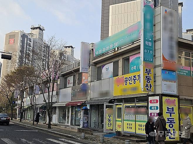 13일 오전 광주 광산구 수완동 한 아파트 상가에 소형 돌출간판 빼곡히 늘어서 있었다. 강주비 기자