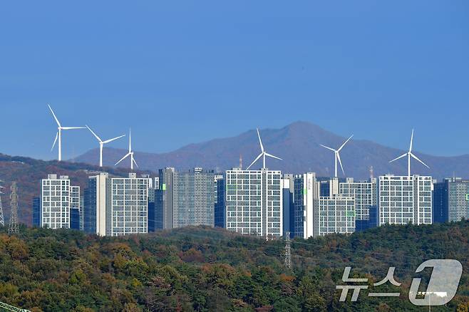 경북 포항시 북구 흥해읍 아파트 단지 뒤로 보이는 풍력발전기가 불어오는 가을 바람에 발전을 하고 있다. 2025.11.11/뉴스1 ⓒ News1 최창호 기자