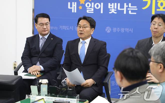 강기정 광주시장이 13일 광주시 광주시청에서 시청 출입기자단과 만나 광주전남 행정통합과 관련해 시민 공감대 형성을 위한 방안을 발표하고 있다. 2026.1.13/뉴스1 ⓒ News1 이수민 기자