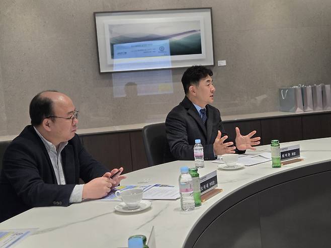 '반려동물 제품 품질안전 인증사업' 추진을 위한 실무회의에 참석한 한국동물병원협회 오이세 부회장(왼쪽), 최이돈 회장 ⓒ 뉴스1