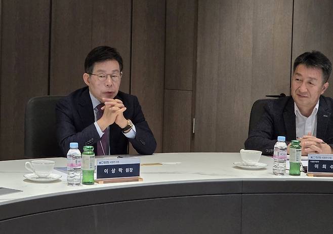 '반려동물 제품 품질안전 인증사업' 추진을 위한 실무회의에 참석한 이상락 코티티시험연구원장 ⓒ 뉴스1