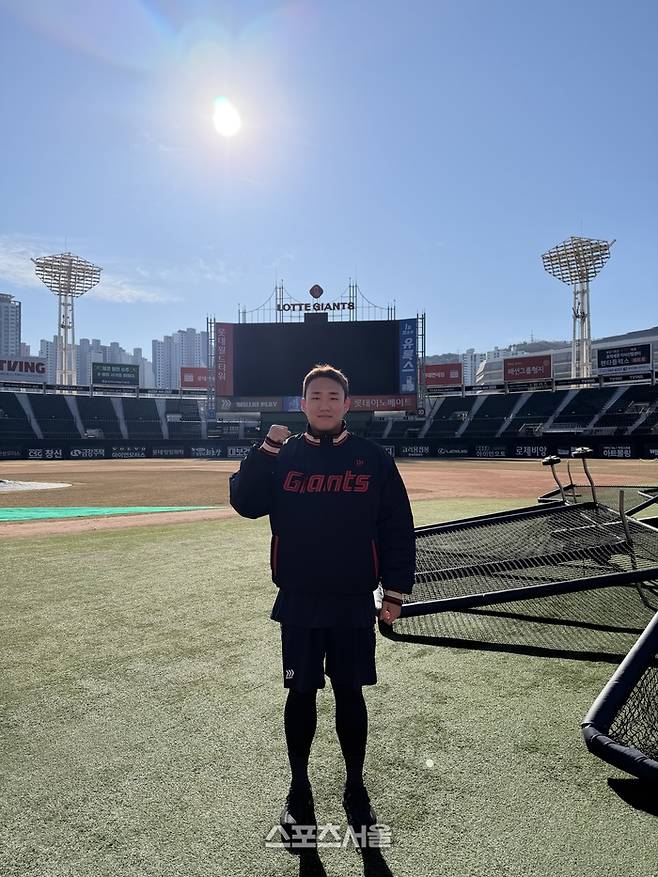 김영준이 사직구장 앞에서 주먹을 불끈 쥔 포즈를 취하고 있다. 사진 | 스포츠서울 DB