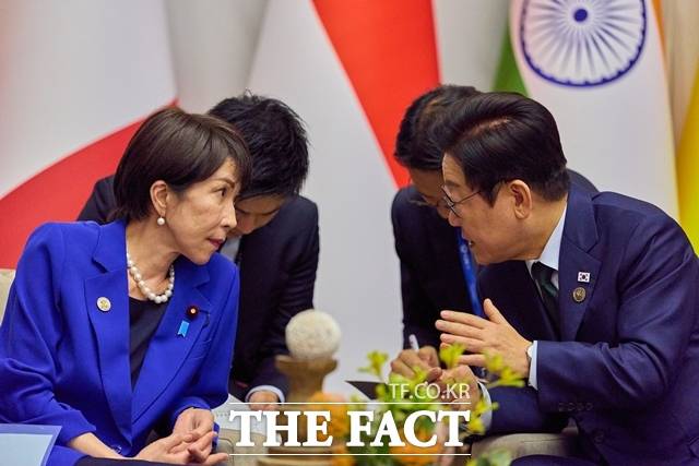 이재명 대통령은 연초 중국 국빈 방문에 이어 13일 일본 출장길에 오른다. 이 대통령이 2025년 11월 23일(현지시간) 남아프리카공화국 요하네스버그 G20 정상회의장에서 다카이치 사나에 일본 총리와 정상회담을 갖고 있다. /청와대