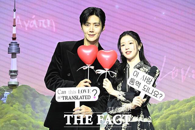 배우 김선호와 고윤정이 포즈를 취하고 있다.