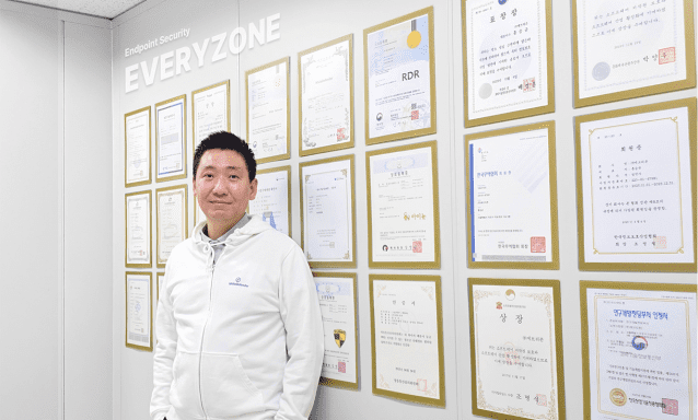 홍승균 에브리존 대표가 회사가 받은 특허와 인증을 배경으로 포즈를 취했다.