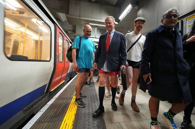 영국 런던에서 매년 열리는 이색 행사인 '바지 안 입고 지하철 타기(No Trousers Tube Ride)'가 열린 가운데, 시민들이 속옷만 입고 지하철에 타고 있다. AP연합뉴스