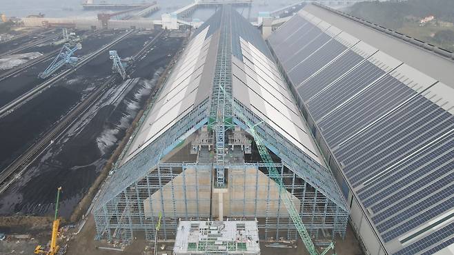 국내 한 석탄발전소에서 석탄 분진이 공기 중으로 퍼져나가는 것을 막기 위해 저탄장(석탄 저장소)에 지붕 등 건축물을 짓는 작업인 옥내화 공사가 이뤄지고 있다./ 독자 제공