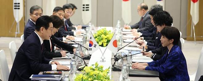 이재명 대통령과 다카이치 사나에 일본 총리가 13일 일본 나라현 정상회담장에서 확대회담을 하고 있다. 양국 정상은 20분간 소인수회담, 68분간의 확대회담을 한 후 공동언론발표를 했다. 연합뉴스