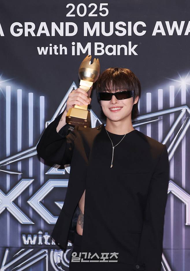 ‘2025 코리아 그랜드 뮤직 어워즈 with iM뱅크’(2025 KGMA) 첫날 아티스트데이가 14일 오후 인천 영종도 인스파이어 아레나에서 펼쳐졌다. 우즈가 수상 후 트로피 세리머니를 하고 있다. 영종도(인천)=KGMA특별취재단/2025.11.14./