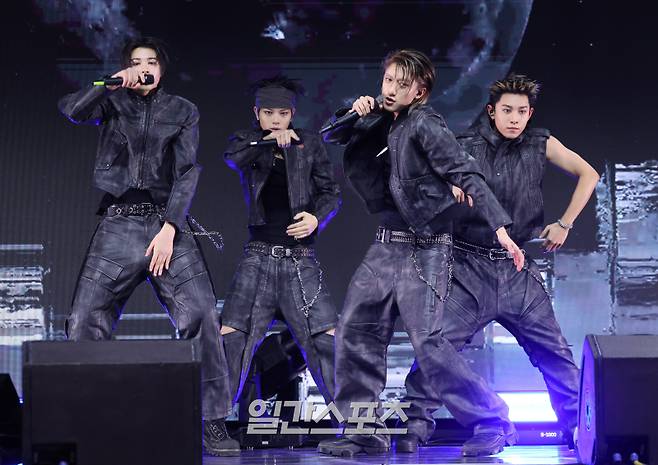 그룹 롱샷이 13일 오후 서울 영등포구 명화라이브홀에서 열린 첫 EP 'SHOT CALLERS' 발매 기념 쇼케이스에 참석해 멋진 무대를 선보이고 있다. '롱샷'은 가수이자 모어비젼 대표 프로듀서인 박재범이 최초로 선보이는 보이그룹이다. 서병수 기자 qudtn@edaily.co.kr /2026.01.13/