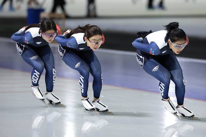 <yonhap photo-5062="">밀라노 코르티나담페초 동계올림픽 개막을 한 달여 앞둔 지난 8일 스피드스케이팅 선수들이 서울 노원구 태릉국제스케이트장에서 훈련하고 있다. 오른쪽부터 이나현, 김민선, 정희단. 연합뉴스</yonhap>