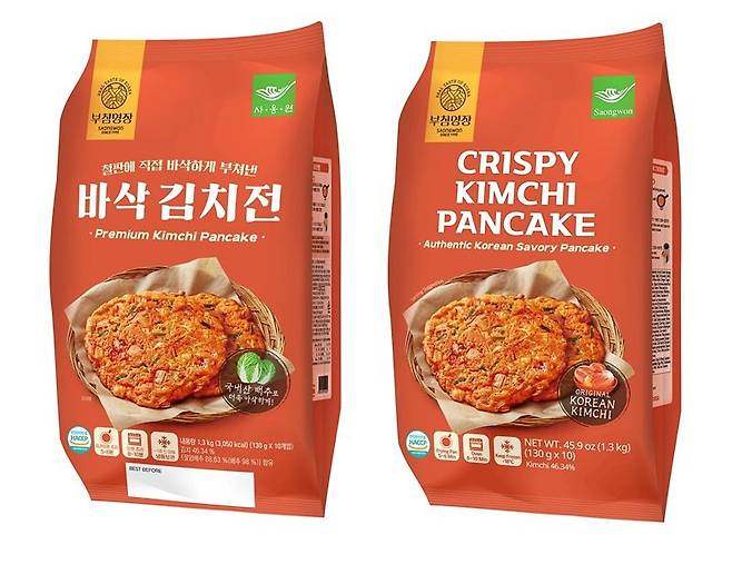 사옹원 '바삭김치전' 한글 패키지(왼쪽)와 영문 패키지(오른쪽). 사진=사옹원