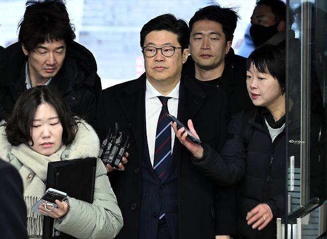 ‘홈플러스’와 관련해 1천억원대 사기 혐의를 받는 김병주 MBK파트너스 회장이 구속 전 피의자 심문(영장실질심사)을 위해 13일 오전 서울 서초구 서울중앙지방법원에 들어서고 있다. 이상섭 기자