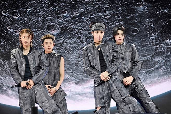 롱샷이 무대 하는 모습. 모어비전 제공