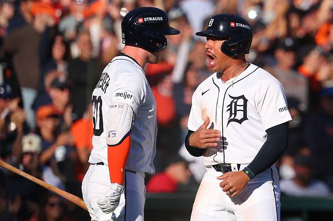 디트로이트 저마이 존스(오른쪽()가 지난해 10월 아메리칸리그 디비전시리즈에서 시애틀을 상대로 득점 후 포효하고 있다. 게티이미지