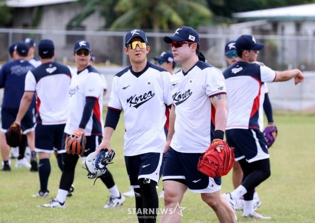 박동원(오른쪽)이 최재훈과 나란히 훈련을 마치고 있다. /사진=강영조 선임기자