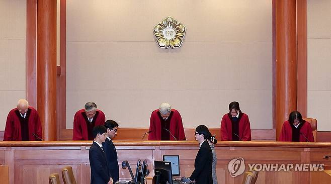 조지호 경찰청장 탄핵심판 선고 (서울=연합뉴스) 김성민 기자 = 18일 서울 종로구 헌법재판소에서 열린 조지호 경찰청장 탄핵심판 선고기일에 김상환 헌법재판소장를 포함한 헌법재판관들이 인사하고 있다. 2025.12.18 ksm7976@yna.co.kr