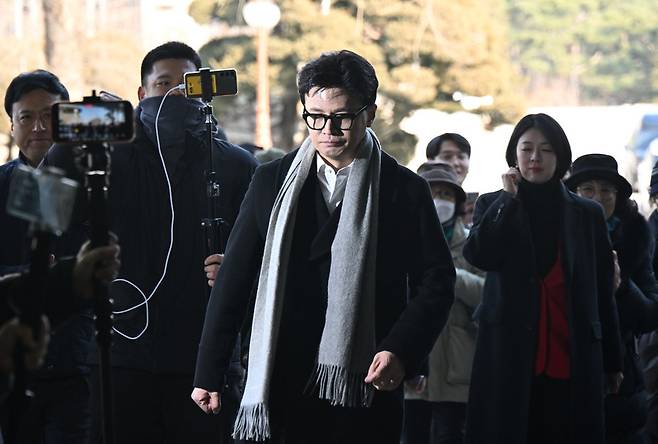▲ 국민의힘 한동훈 전 대표가 14일 당 윤리위원회가 본인을 제명 결정한 것과 관련해 입장을 밝히기 위해 국회 소통관으로 향하고 있다. /연합뉴스