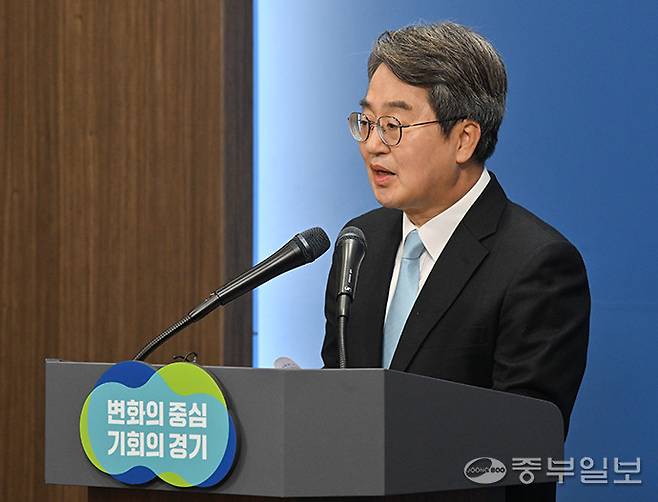 14일 오전 수원시 영통구 경기도청 브리핑룸에서 김동연 경기도지사가 서울시 시내버스 파업에 따른 도 비상수송대책과 관련한 기자회견을 열고 대책을 발표하고 있다. 김경민기자