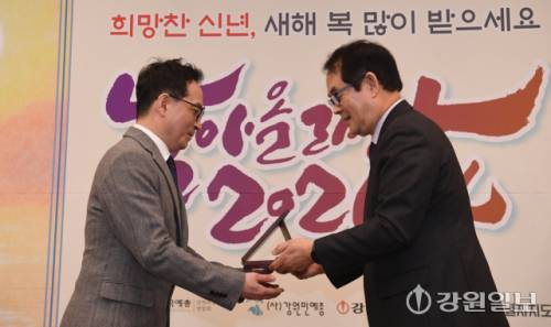 14일 춘천베어스호텔에서 열린 2026 강원일보 신춘문예 시상식에서 박진오 사장(오른쪽)이 전윤수 희곡부문 당선자에게 상패를 전달하고 있다. 박승선기자