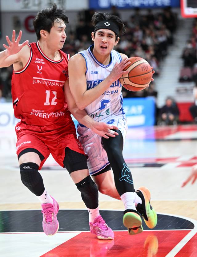 프로농구 대구 한국가스공사 페가수스의 샘조세프 벨란겔(오른쪽)이 14일 안양정관장아레나에서 열린 안양 정관장 레드부스터스 진영으로 돌파를 시도하고 있다. KBL 제공.