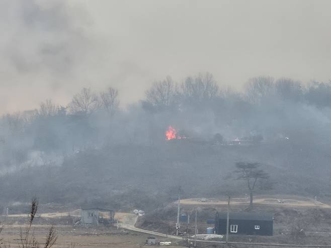 지난 10일 경북 의성군 비봉리 한 야산에서 산불이 발생해 강한 바람을 타고 인근 야산으로 번지고 있다./피현진 기자