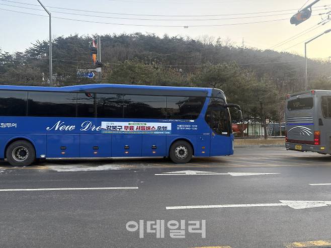 14일 오전 서울 강북구 우이역 앞 버스 정류장 근처에 무료 셔틀버스가 대기하고 있다. (사진=석지헌 기자)