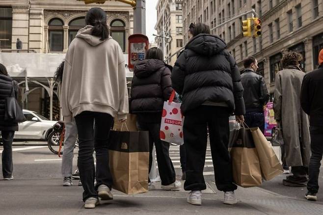 뉴욕 소호의 쇼핑객들. 블룸버그