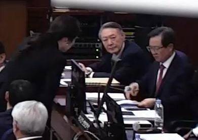 윤석열 전 대통령이 13일 오후 서울 서초구 서울중앙지방법원에서 진행된 내란 우두머리 혐의 2차 결심공판에 출석해 자리에 앉아 윤갑근 변호사와 김계리 변호사가 대화하는 모습을 바라보고 있다. / 서울중앙지방법원