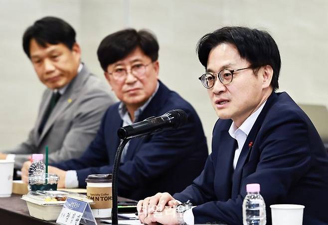 김정관 산업통상부 장관이 전남 여수시 유탑마리나호텔에서 '석유화학·철강산업 생태계 유관 기업 간담회'를 주재하고 있다. ⓒ뉴시스