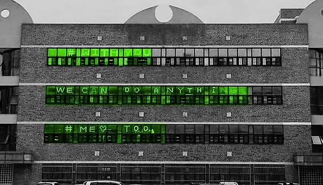 2018년 봄, 스쿨 미투는 서울 노원구 용화여고 학생들이 창문에 색색의 종이를 붙여 학교 안의 성폭력을 고발하면서 처음 시작됐다.