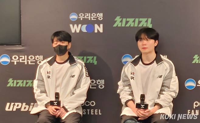 왼쪽부터 고동빈 KT 롤스터 감독과 ‘비디디’ 곽보성이 14일 서울 종로구 치지직 롤파크에 위치한 LCK 아레나에서 열린 DN 수퍼스와의 ‘2026 LCK컵’ 경기가 끝난 뒤 기자회견에 참석하고 있다. 송한석 기자