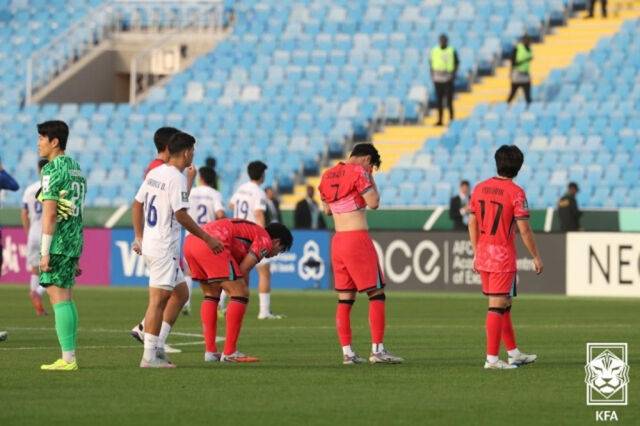 한국 선수들(빨간색 유니폼)이 13일 우즈베키스탄에 0-2로 진 후 아쉬운 표정을 짓고 있다. /대한축구협회 제공