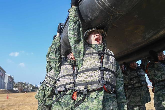 13일 해병대 1사단 주둔지 내 사단 전투연병장에서 '2026년 겨울 해병대 캠프 참가자들이 IBS 육상훈련 간 해드케링(머리 위로 올려 육상에서 운반하는 훈련)을 실시하고 있다.