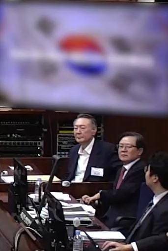 결심공판 자리한 윤석열 전 대통령 - 윤석열 전 대통령이 13일 오후 서울 서초구 서울중앙지방법원에서 진행된 내란 우두머리 혐의 2차 결심공판에 출석해 자리에 앉아 있다. 서울중앙지방법원 제공 영상 캡쳐.