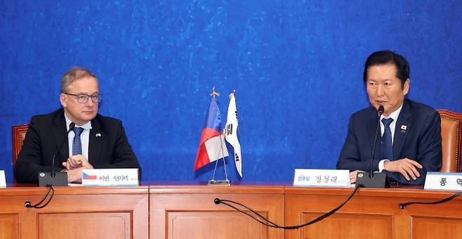 정청래, 주한체코대사 접견 - 정청래(오른쪽) 더불어민주당 대표가 13일 국회에서 이반 얀차레크 주한체코대사를 접견하며 양국 간 에너지 안보, 기후 위기 등 다양한 분야에서의 협력 필요성을 강조하고 있다. 연합뉴스